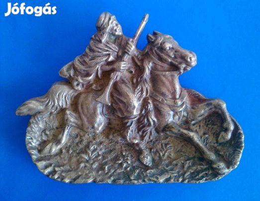 Bronz, lovas harcos dombormű