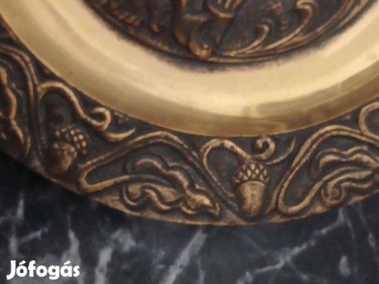 Bronz fali dísztányér, amely egy életképet ábrázol