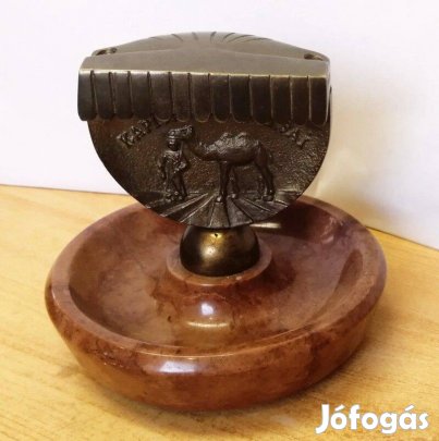 Bronz hamuzó emléktárgy kétpúpú tevével márvány talapzaton