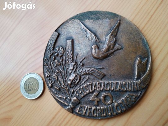 Bronz plakett "Felszabadulás 40-dik Évfordulójára"