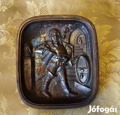 Bronz színű kis méretű régi fém öntvény fali kép boros pincéről