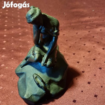 Bronz szobor, lány korsóval