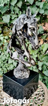 Bronzba Öntött Dinamizmus - Különleges, Absztrakt Lovas Plasztika