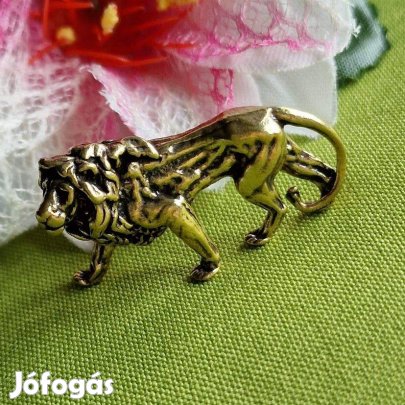 Bross, Kitűző BRO274 - Antik hatású arany színű oroszlán szobor 42x24m