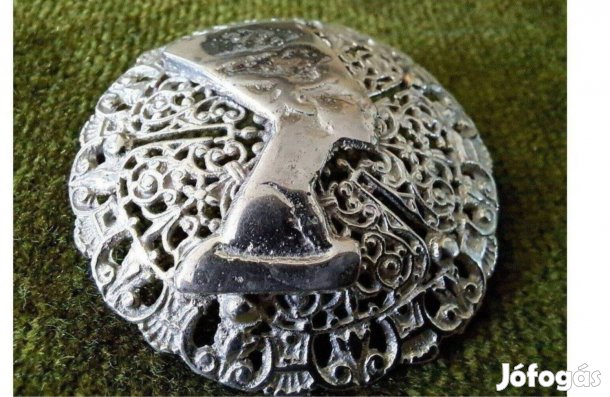 Bross egyiptomi motívummal