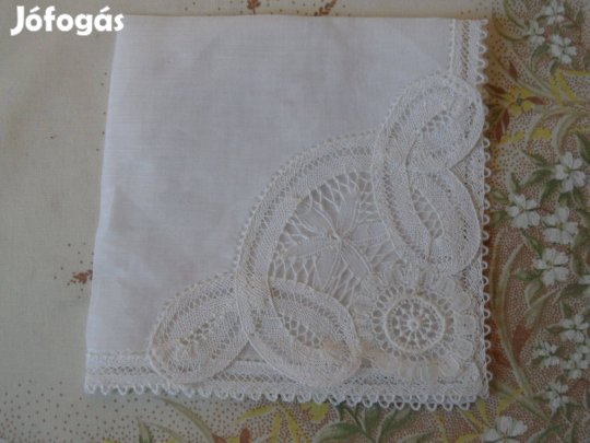 Brüsszeli csipkés fehér díszzsebkendő