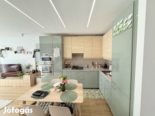 Budai XI.ker. elegáns , erkélyes lakás, eladó.