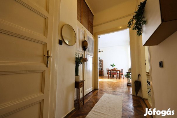 Budai nyugalom a Kolosy térnél világos, zöldre néző otthon eladó