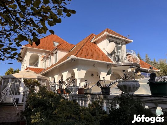 Budakalász, Duna sétány, 300 m2-es, családi ház, 5 szobás, jó állapotú