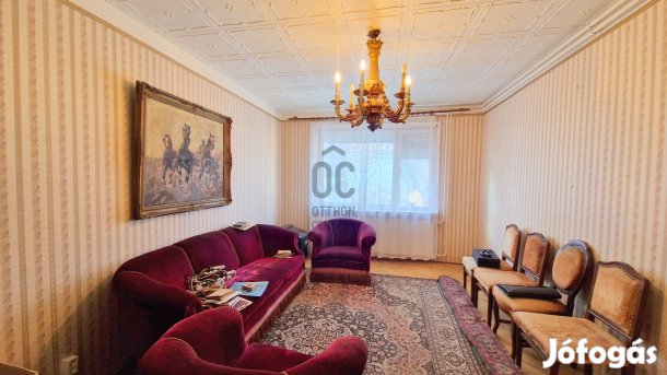 Budakeszi központjában, belső 2 szintes, 3 szobás sorházi ingatlan, ga