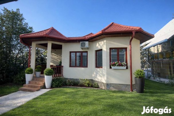 Budakeszin eladó egy kétgenerációs családi ház, különálló