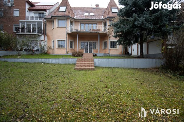 Budaörsön, sorházas beépítésű utcában, lakás eladó