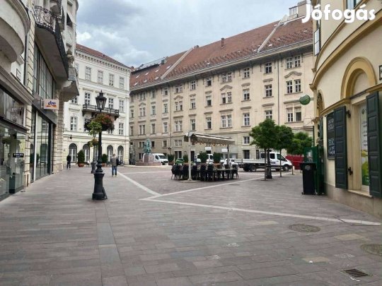 Budapest Szervita térnél, Fehér Hajó utcában 4 lakás egyben