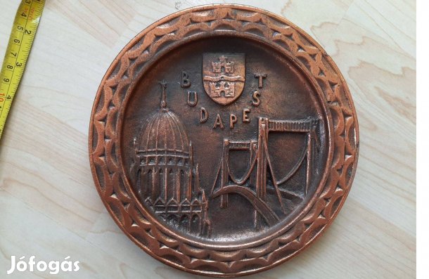 Budapest sárgaréz, öntött falitányér