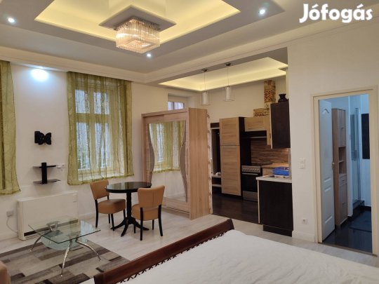Budapesten a 7. kerületben eladó egy 39 m2-es felújított tégla lakás