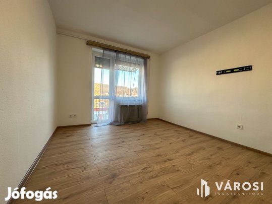 Budapesti úton 1 szobás, erkélyes lakás eladó!