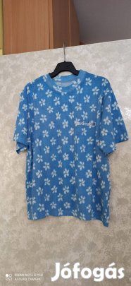Budmil kék alapon fehér virágmintás póló L-XL-es