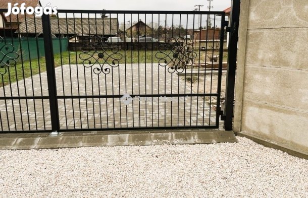 Bugyii 104 nm-es ház eladó