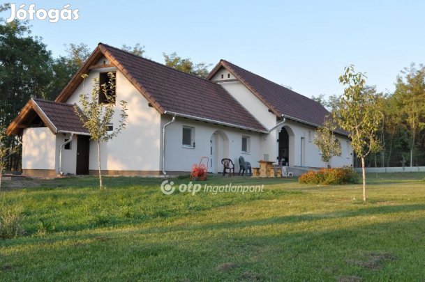 Bugyii 230 nm-es ház eladó