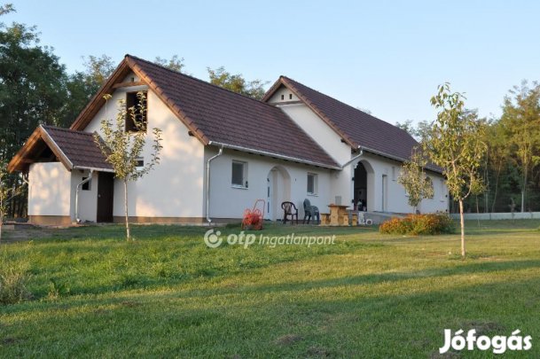 Bugyii eladó 230 nm-es ház