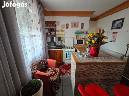 Buj kedvelt utcájában családi ház eladó!