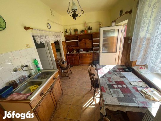 Buj központjában családi ház eladó!