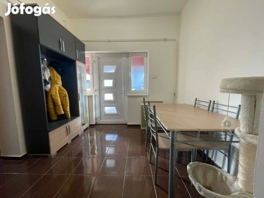 Buj központjában felújított családi ház eladó!