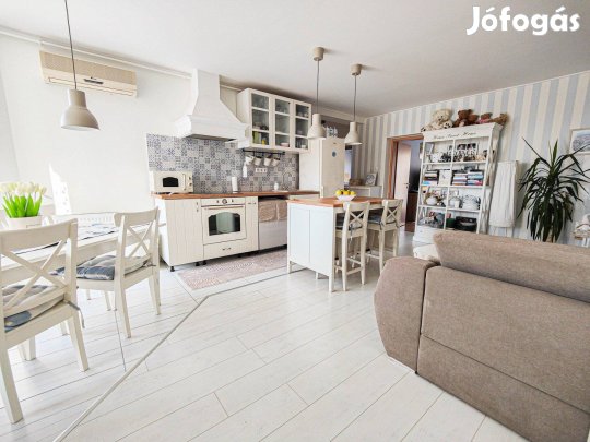 Bujtosi tó partján 95 nm-es első emeleti lakás eladó