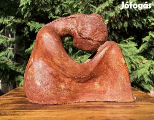 Búsuló lány kisplasztika, jelzett szobor Polyák
