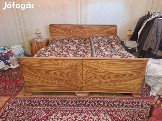 Bútor: ágy, fiók, szekrény, tükör