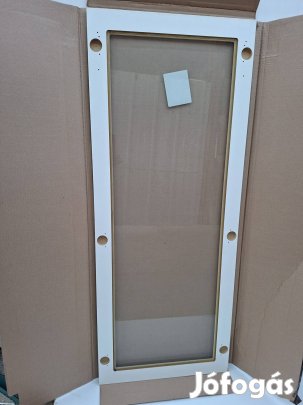 Bútorajtó szilánkmentes fozettázott üvegezéssel.