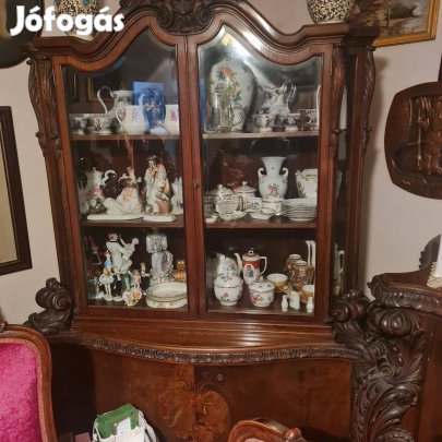 Bútorok, festmények, szobrok, porcelánok