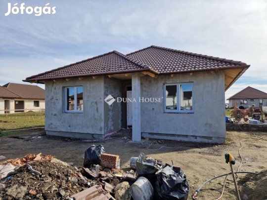 CSALÁDI HÁZ eladó közel az állomáshoz