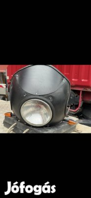 Cafe racer fejidom lámpával, plexivel, indexekkel