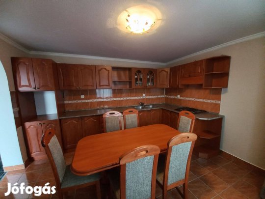 Calvados konyhabútor + étkező asztal 6 székkel + előszobabútor