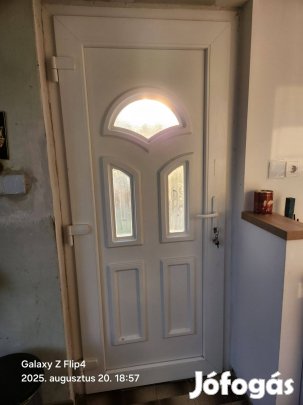 Calypso bejárati ajtó