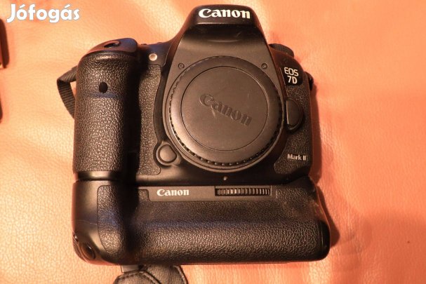 Canon EOS 7D mark II digitális váz akkutartó boosterrel tartozékaival