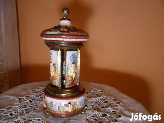 Capodimonte zenélő kínáló doboz