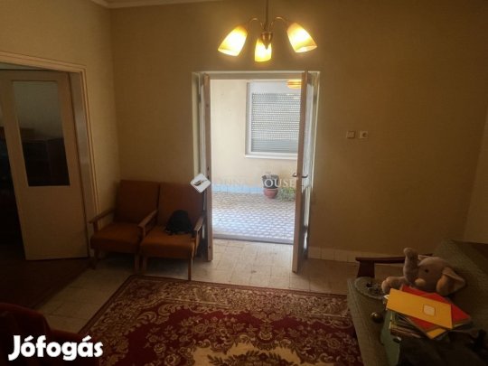 Cece központban családiház eladó