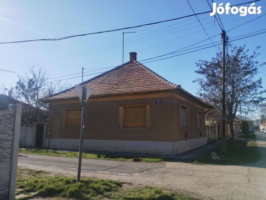 Cegléd - 3 szobás belvárosi családi ház