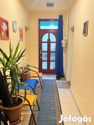 Cegléd belvárosában, földszinti, 2 szobás lakás eladó