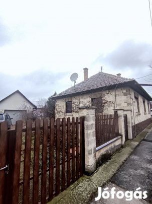 Cegléd frekventált részén családi ház eladó!