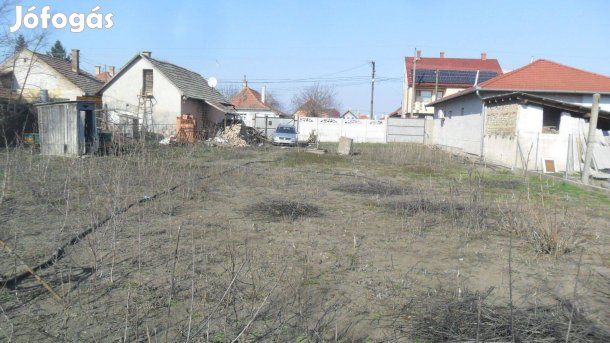 Cegléden Újvárosi övezetben 1047 m2 remek telek eladó