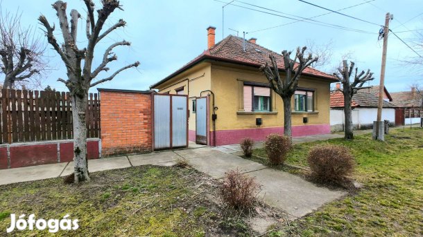 Cegléden Újvárosi részen 72 m-es családi ház Eladó!