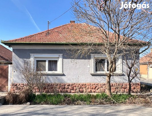 Cegléden a Déli út közelében 3 szobás családi ház eladó