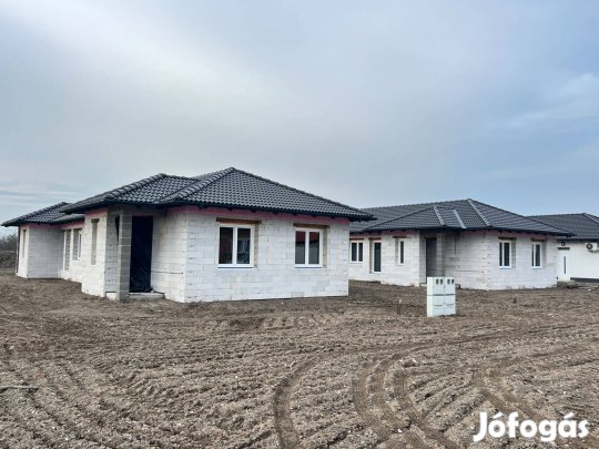 Cegléden a Kórház közelében új építésű lakás eladó