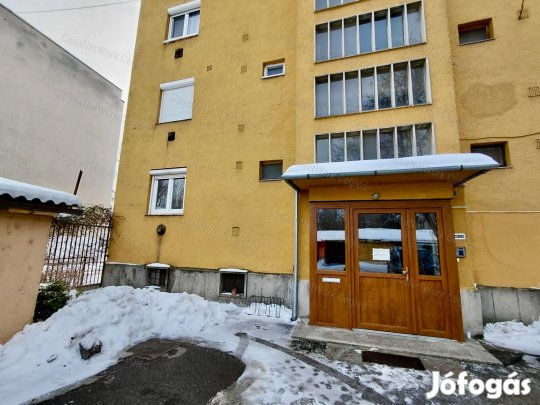 Cegléden a belvárosban földszinti tégla lakás eladó!