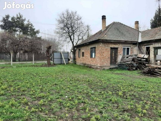 Cegléden felújításra váró ház eladó!
