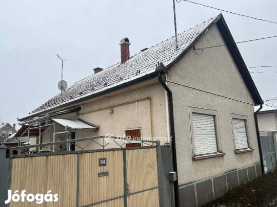 Ceglédi 105 nm-es ház eladó