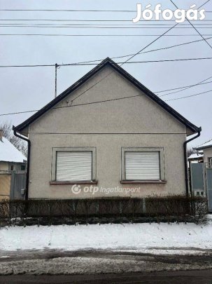 Ceglédi 105 nm-es ház eladó